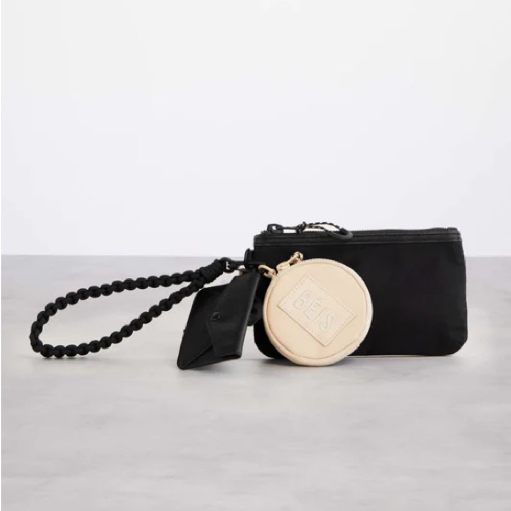 Beis Sport Wristlet Set Like New